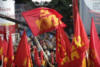 Σε πολιτικό λόγο ίσων αποστάσεων επιμένει το ΚΚΕ