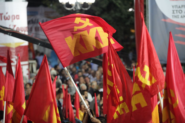 Σε πολιτικό λόγο ίσων αποστάσεων επιμένει το ΚΚΕ