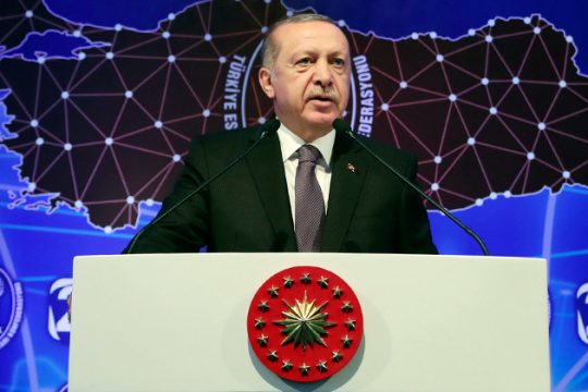 Η λίρα ανακάμπτει, ο Ερντογάν επιτίθεται
