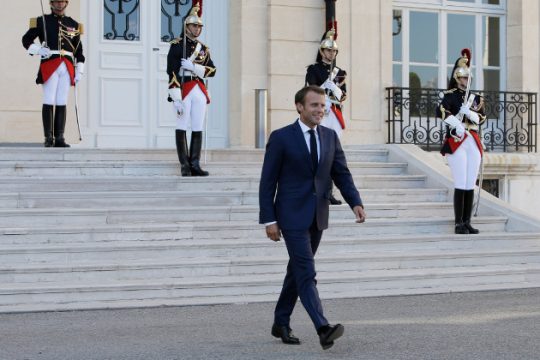 Μακρόν σε ελεύθερη πτώση
