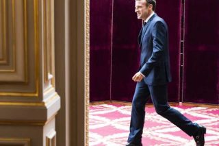 Ο Μακρόν με την πλάτη στον τοίχο