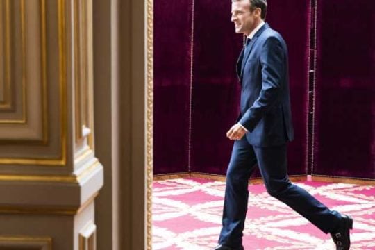 Ο Μακρόν με την πλάτη στον τοίχο