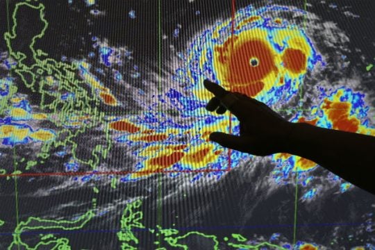 Ο σούπερ τυφώνας Μανγκούτ πλησιάζει τις Φιλιππίνες