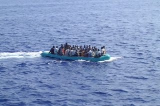 Σκάφος με πρόσφυγες αναζητούν οι λιμενικές αρχές στη Σάμο