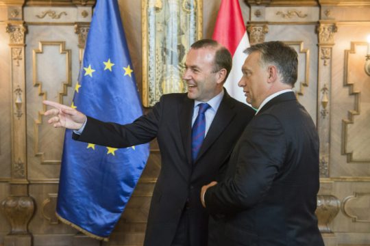 Ο Όρμπαν ξεσπαθώνει, ο Βέμπερ καλεί σε διάλογο