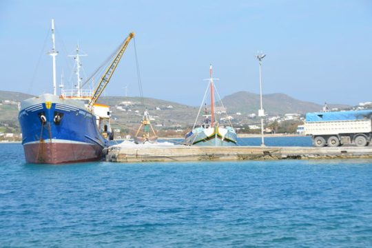 Ανησυχία στην Πάρο για τη μεταφορά του εμπορικού λιμανιού