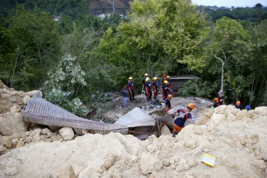 Δεκάδες αγνοούμενοι και νεκροί από κατολίσθηση στις Φιλιππίνες