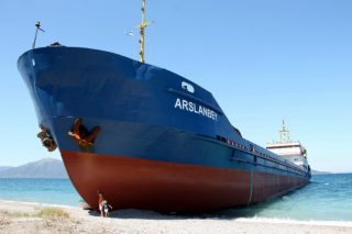 Αποκολλήθηκε το πλοίο που είχε προσαράξει στην Εύβοια