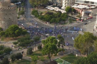 Καρέ καρέ το… πλήθος και τα επεισόδια από ακροδεξιούς μπαχαλάκηδες