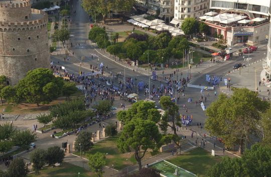 Καρέ καρέ το… πλήθος και τα επεισόδια από ακροδεξιούς μπαχαλάκηδες
