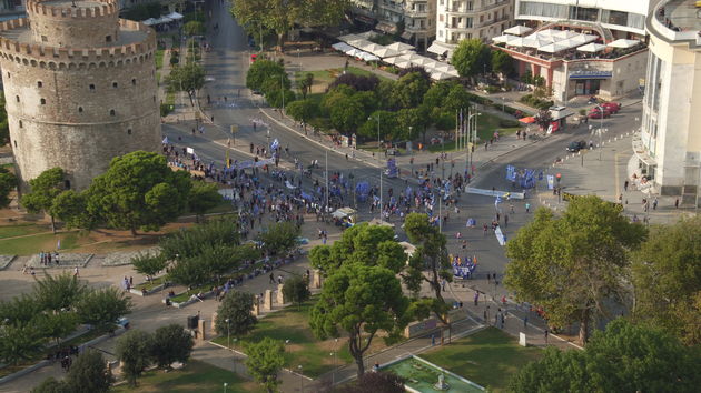 Καρέ καρέ το… πλήθος και τα επεισόδια από ακροδεξιούς μπαχαλάκηδες