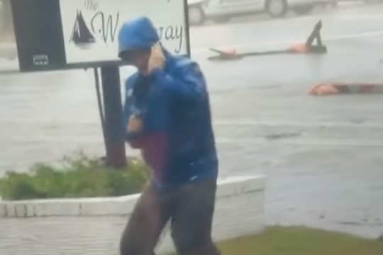 Ο ρεπόρτερ που «μάχεται» με τον τυφώνα Φλόρενς
