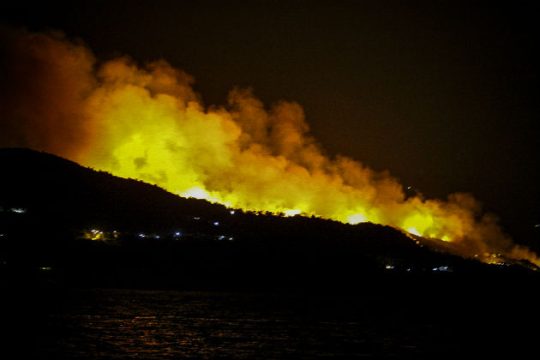 Μάχη με τις φλόγες στη Σάμο