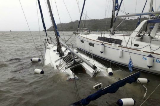Ο κυκλώνας βύθισε 16 σκάφη σε Μεσσηνία και Επίδαυρο