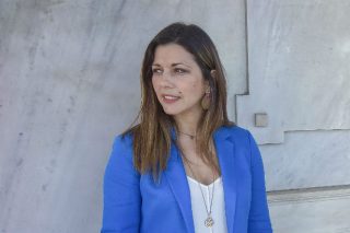 Φιμώνουν την Ζαχαράκη, τι χούντα είναι αυτή!