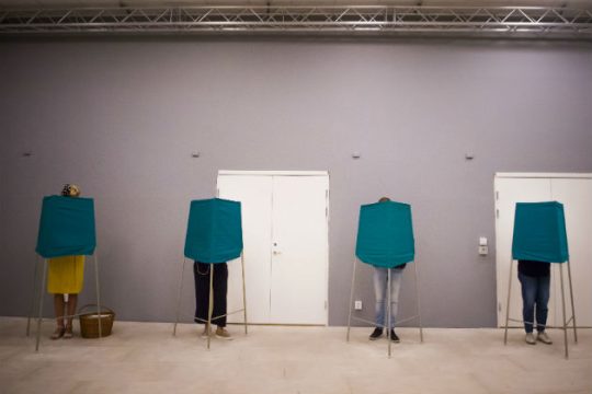 Εκλογές με πόλωση και ακροδεξιές επιθέσεις στη Σουηδία