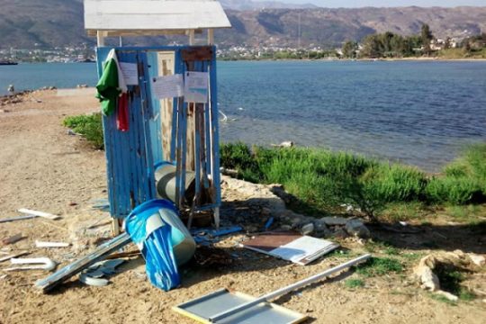 Κατέστρεψαν εξοπλισμό σε παραλίες των Χανίων