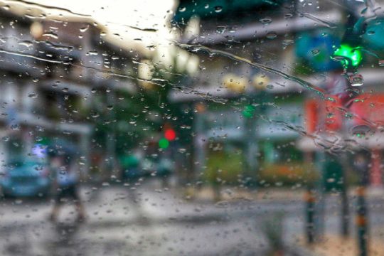 Άστατος καιρός, πέφτει κι άλλο η θερμοκρασία