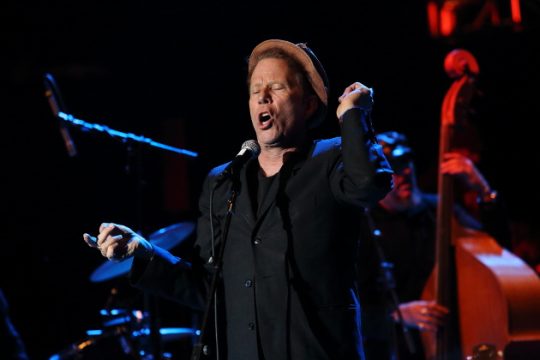 Ο Tom Waits, σαν άλλος Παρτιζάνος, ερμηνεύει μοναδικά το Bella Ciao