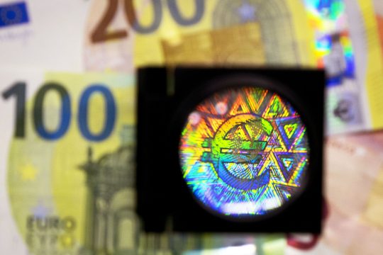 Τα νέα χαρτονομίσματα των 100 και 200 ευρώ