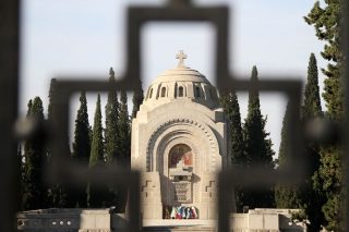 Στα εκατόχρονα κυπαρίσσια του Χο Τσι Μινχ, από κάτω