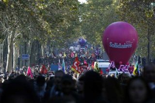 Τα συνδικάτα διαδηλώνουν κατά του Μακρόν