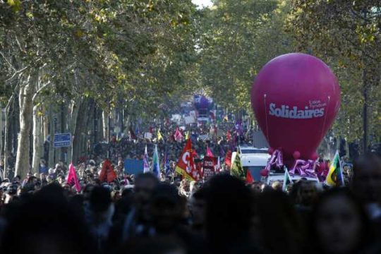 Τα συνδικάτα διαδηλώνουν κατά του Μακρόν