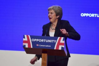 To «Dancing Queen» της Μέι και το σκληρό ροκ με το Brexit