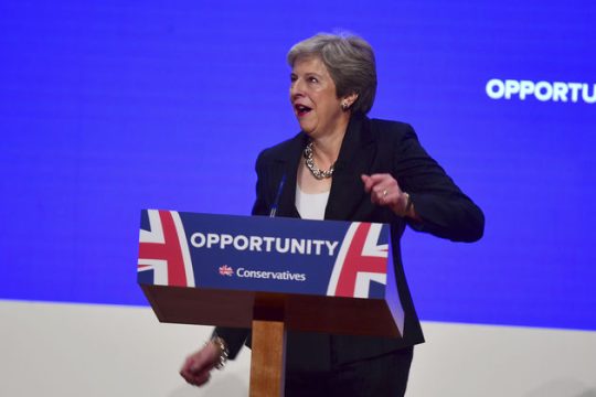 To «Dancing Queen» της Μέι και το σκληρό ροκ με το Brexit