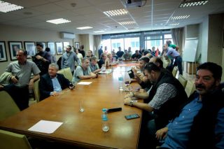 Συμβολική κατάληψη στο ΥΠΟΙΚ για τα βαρέα και ανθυγιεινά