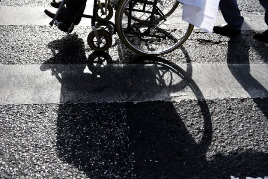 Καταβάλλονται τα προνοιακά επιδόματα από τον ΟΠΕΚΑ