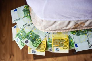 Το «πόθεν έσχες»… τινάζει το στρώμα