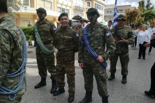 ΠεριΟΔΕΥΩν ακροδεξιός θίασος
