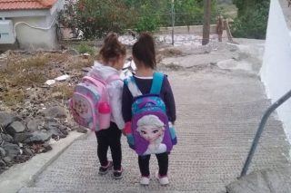 Πώς θα πάνε σχολείο αυτά τα δύο κορίτσια;