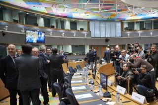 Συμφωνούν στην ακύρωση των περικοπών, εάν δεν απειληθεί το πλεόνασμα
