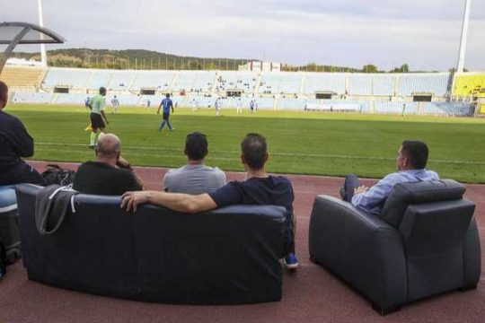 Οι καναπέδες της ανθρωπιάς