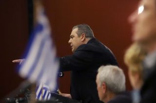 Τους έδιωξε με… Καλάσνικοφ