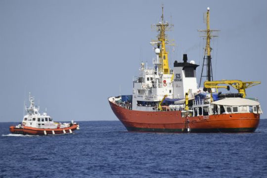 Επίθεση ακροδεξιών στα γραφεία ΜΚΟ που διασώζει πρόσφυγες