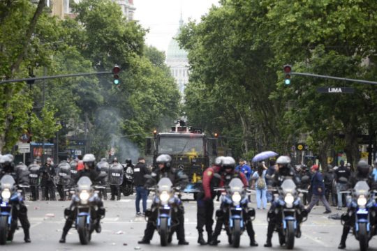 Βίαιες συγκρούσεις διακόπτουν τη συνεδρίαση της Βουλής στην Αργεντινή