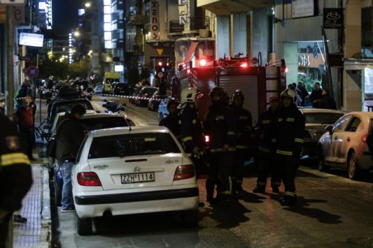 Τραυματίστηκαν τέσσερις αστυνομικοί από επίθεση στο Α.Τ. Ομόνοιας
