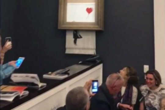 Η αποστομωτική απάντηση του Banksy για το έργο που αυτοκαταστράφηκε