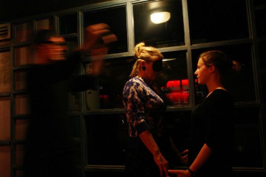 Μία blind trust performance