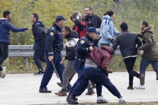 Συγκρούσεις μεταναστών – αστυνομικών στα σύνορα Βοσνίας – Κροατίας