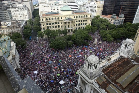 «Όχι» στον Μπολσονάρο από δεκάδες χιλιάδες Βραζιλιάνους