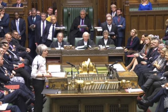 Στις Βρυξέλλες η Μέι μετά το αδιέξοδο για το Brexit
