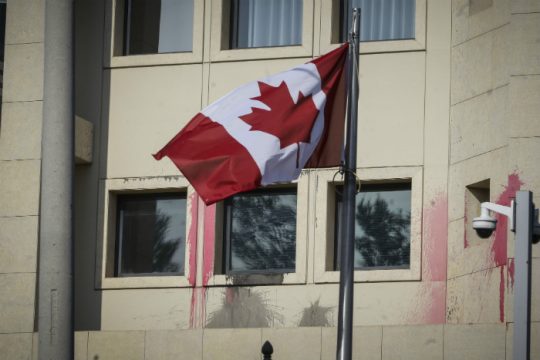Επίθεση «Ρουβίκωνα» στην καναδική πρεσβεία για την Eldorado [ Βίντεο ]