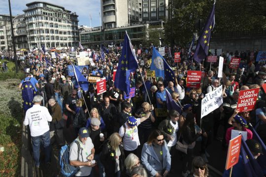 Εκατοντάδες χιλιάδες στους δρόμους για το Brexit