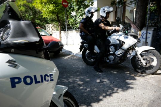 Μυστήριο με αστυνομικό που βρέθηκε χτυπημένος σε διαμέρισμα