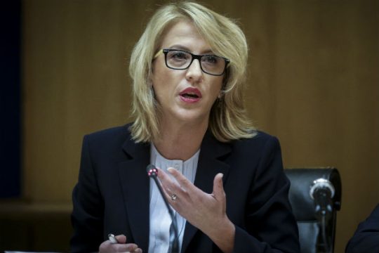 «Οι Περιφέρειες δεν σβήνουν φωτιές»