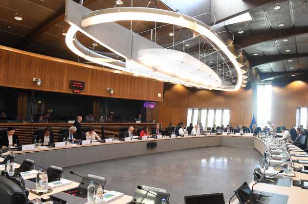 Στην Κομισιόν με δύο σενάρια για τις συντάξεις